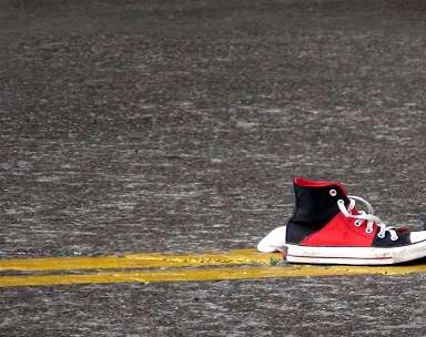Чому на дорозі валяються черевики: Пояснення