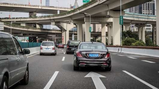 Мерседес почав навчати свої автономні автомобілі в Китаї
