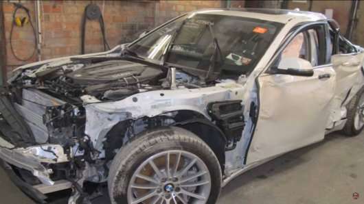 Дивіться як відновлюють після аварії BMW 7-серії