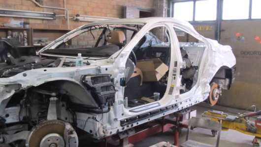 Дивіться як відновлюють після аварії BMW 7-серії