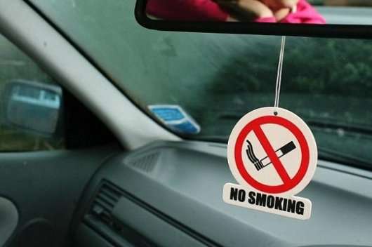 Як позбавитися від запаху сигарет у автомобілі