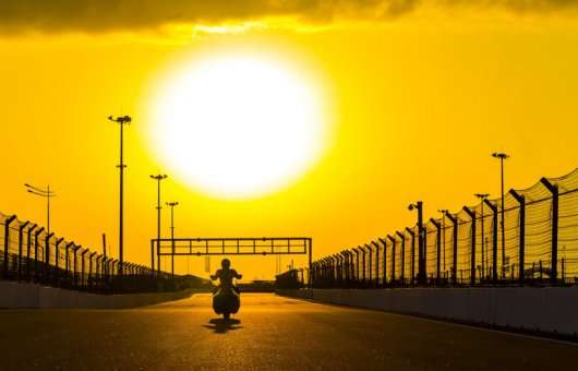 Мотоцикл ІЖ з Картежа прокотився по трасі Формули-1: Відео