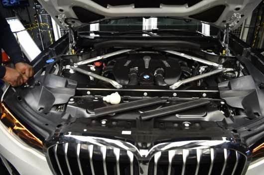 Перші тизерну фотографії преміального кросовера BMW X7