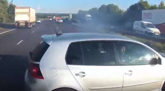 Водій 12-тонного автобусу дивом встиг зупинитися