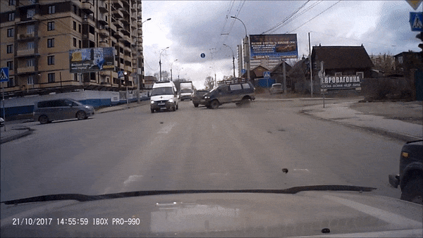 Дивіться по сторонам проїжджаючи перехрестя [ДТП]: Відео