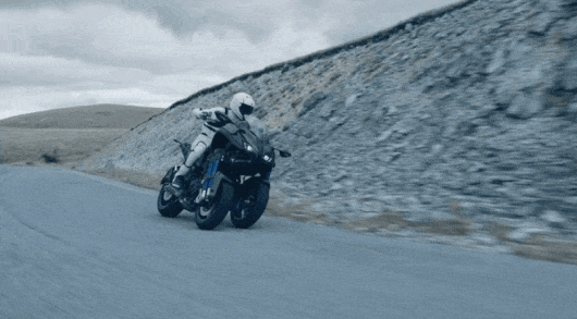 Yamaha зробила дивний триколісний спортбайк