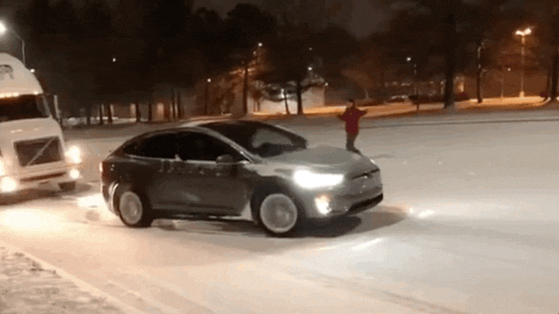 Tesla Model X затаскує фуру на засніжену гору