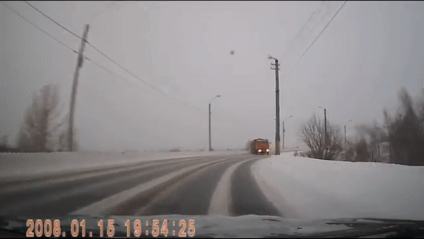 Відео: Ліхтарний стовп захистив легковик то удару большегруза