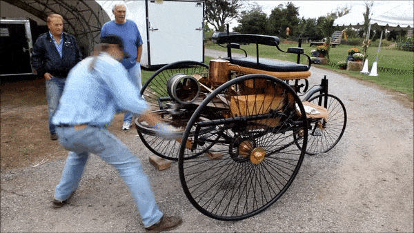 Як Карл Бенц заводив перший в світі автомобіль «Motorwagen»