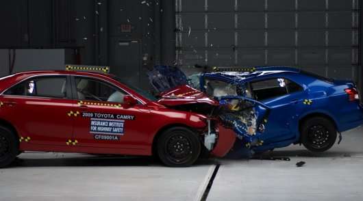 Як NHTSA і IIHS проводять краш-тести нових автомобілів і позашляховиків