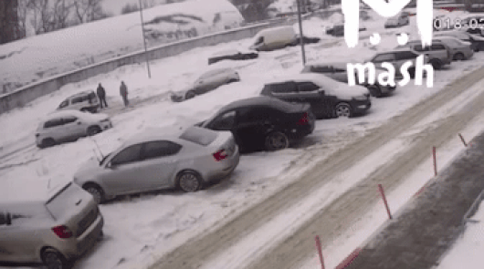 У Балашисі покрівля стоянки не витримала ваги снігу: Відео обвалення