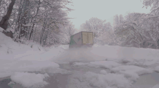 Дивіться дивовижний дрифт вантажівки