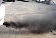 Чорний дим з вихлопної труби бензинового або дизельного двигуна