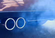 Синій дим з вихлопної труби бензинового двигуна