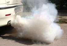 Білий дим з вихлопної труби бензинового або дизельного двигуна