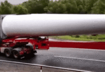 Дивіться як вантажівка з довгим вантажем повернув дивом направо