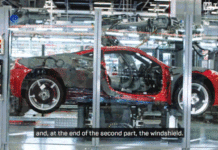 Дивіться як роботи допомагають на заводі Феррарі