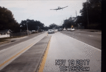 Небезпечне приземлення літака на дорогу: Відео