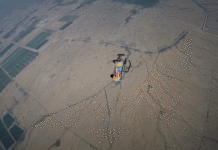 Парашутисти вистрибнули з літака на машині: Відео