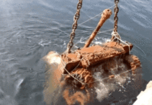 З дна Баренцева моря підняли два американських танка: Відео