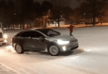 Tesla Model X затаскує фуру на засніжену гору