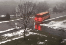 Дивіться як шкільний автобус вийшов з-під контролю на льоду