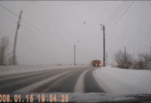 Відео: Ліхтарний стовп захистив легковик то удару большегруза