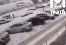 У Балашисі покрівля стоянки не витримала ваги снігу: Відео обвалення