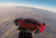 Навіть запуск іграшковою Тесла в космос складніше, ніж здається: Відео