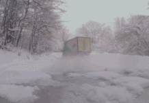 Дивіться дивовижний дрифт вантажівки