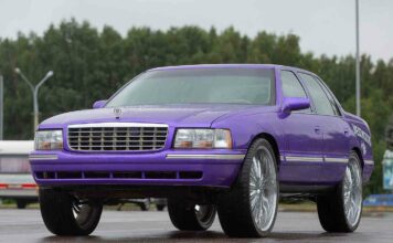 Радіус розвороту-близько 40 метрів! у мінську зустріли дуже стильний cadillac