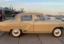 Українець перетворив стару радянську машину в електрокар з керуванням зі смартфона