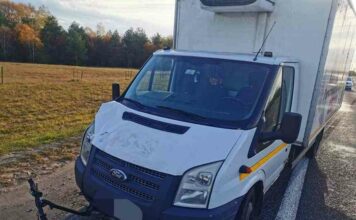 Моторошне відео: поки мотоцикліст робив зауваження самокатчику на “зустрічці”, того збила вантажівка