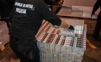 Контрабандисти сховали картонні упаковки з дверима в бляшані коробки. На кордоні дверей собака не пронюхала, а ось сигарети – так