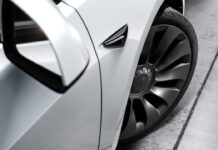 Електрокари tesla навчилися стежити за зносом шин в реальному часі