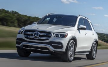 Двері mercedes-benz порівняли з гільйотинами