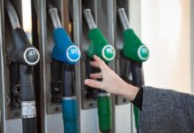 У москві вперше за півроку подешевшав бензин аі-92. Але не скрізь