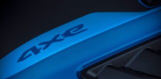 Jeep waarschuwt 320.000 eigenaren om voertuigen buiten te parkeren vanwege het risico op batterijbrand