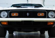 Neposkvrněný Mustang Mach 1 z roku 1971 se znovu objevil po 49 letech s původním majitelem