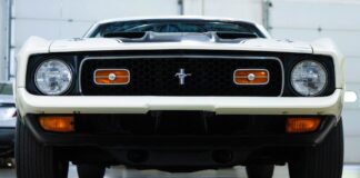 Mustang Mach 1 immacolata del 1971 riaffiora dopo 49 anni con il proprietario originale