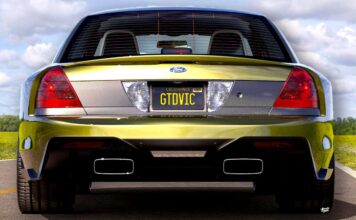 Абсурдна привабливість Ford Crown Victoria, створеного для треку