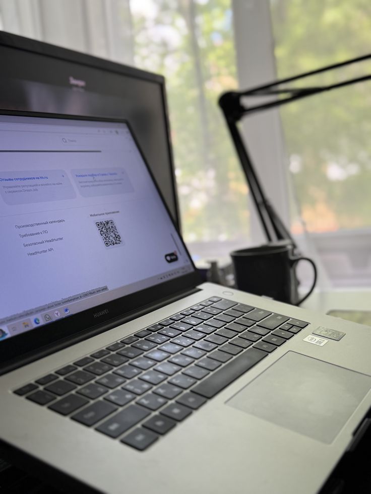 онлайн журналістика робота за ноутбуком