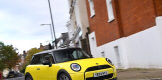 Mini Cooper: Практичний Ретро-Автомобіль у Змінному Автомобільному Світі