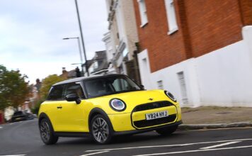 Mini Cooper: Практичний Ретро-Автомобіль у Змінному Автомобільному Світі