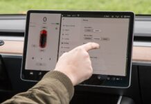 Сенсорні екрани в автомобілях: помилка, на думку творця iPhone