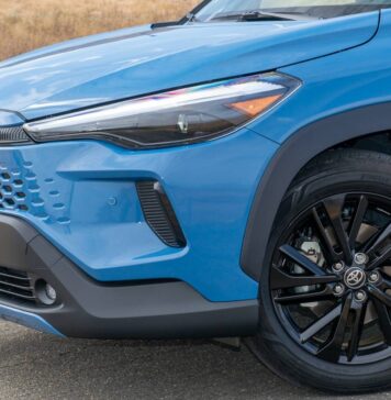 Toyota Corolla Cross: Новый Игрок Обгоняет RAV4
