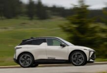 DS 3 Відродження: Нова Міська Машина у Ретро-Стилі на Горизонті