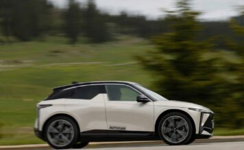 DS 3 Відродження: Нова Міська Машина у Ретро-Стилі на Горизонті