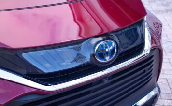 Недооцінений гібрид Toyota Venza: чому йому варто дати другий шанс