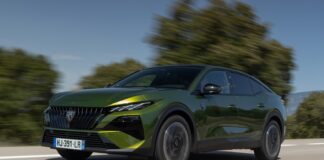 Огляд Peugeot 408: Преміальний салон, що кидає виклик німецьким конкурентам
